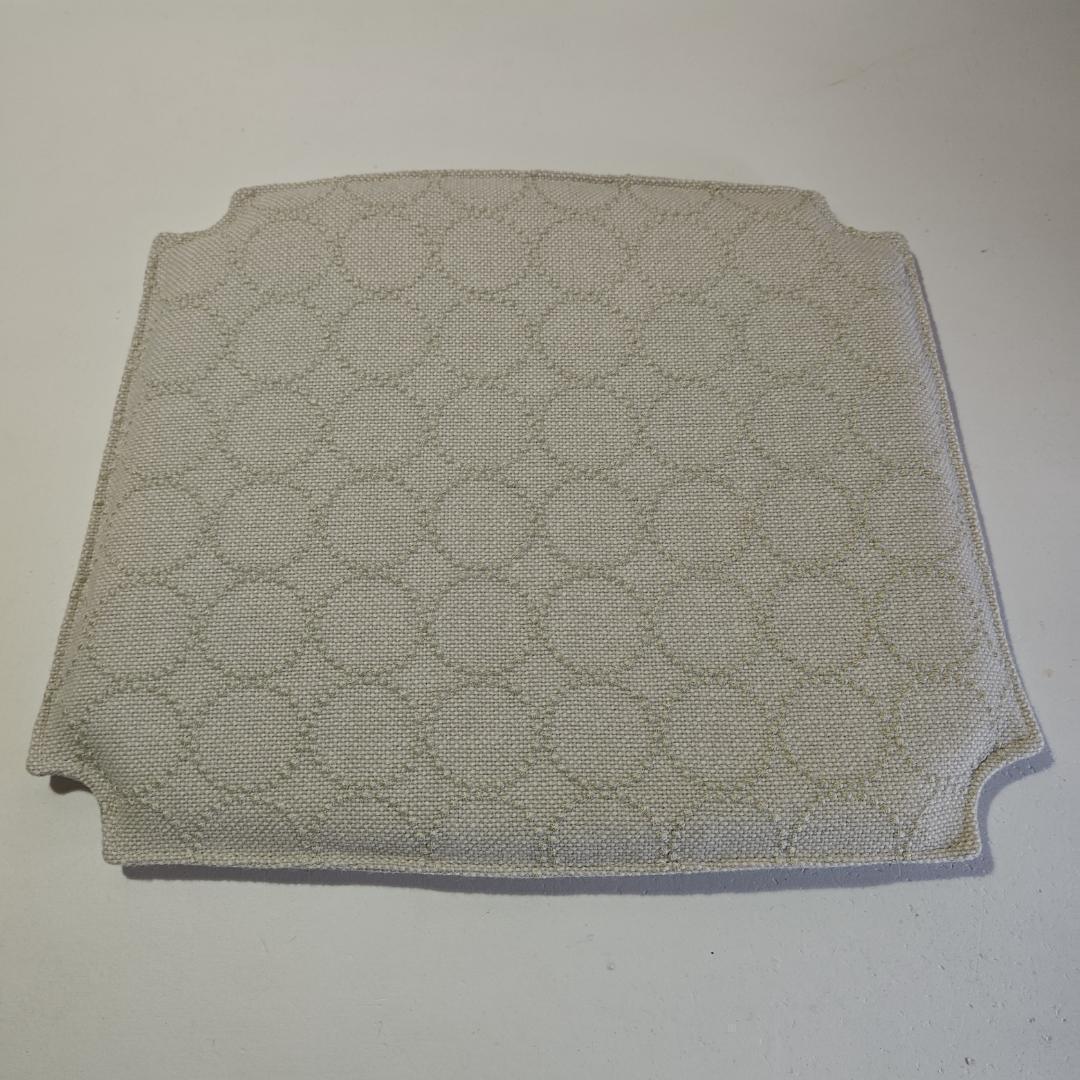 Yチェア専用シートクッション タンバリンハリンダル／ホワイト Yチェアシートクッション】Kvadrat×皆川明のタンバリンハリンダルを