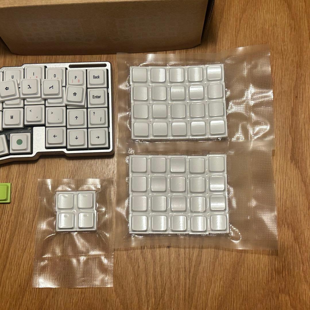 Cornix LP 無線分割キーボード シルバー+無刻印キーキャップ各 - メルカリ