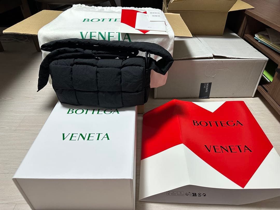 Bottega Veneta パテッド　テック　カセット スモール パデッド テック カセット のために メンズ で ブラック