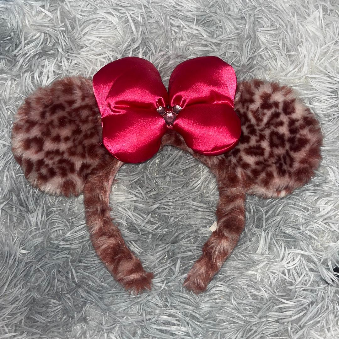 ディズニーカチューシャヒョウ柄ピンクミニーちゃん - メルカリ