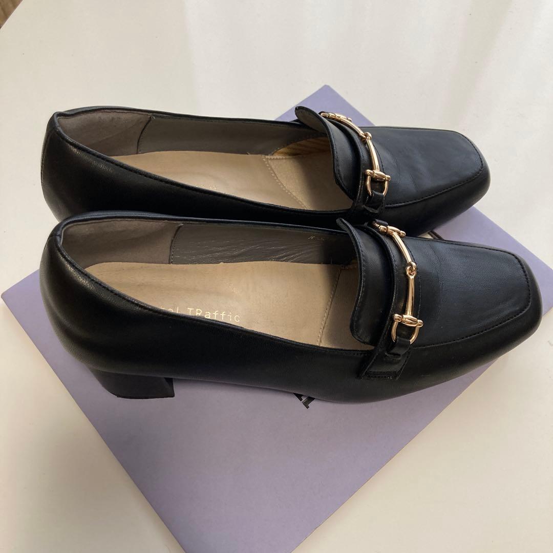 黒いレザーのローファー ゴールド金具付き - メルカリ