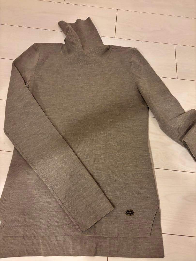 FOXEY グレー ベージュタートルネックニット美品38 - メルカリ