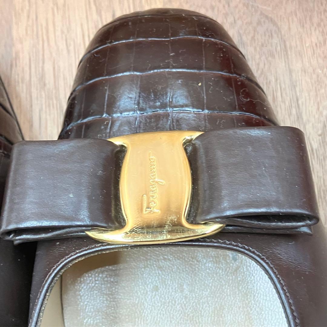 極美品】 Ferragamo ヴァラ リボン パンプス クロコ型押 革ブラウン