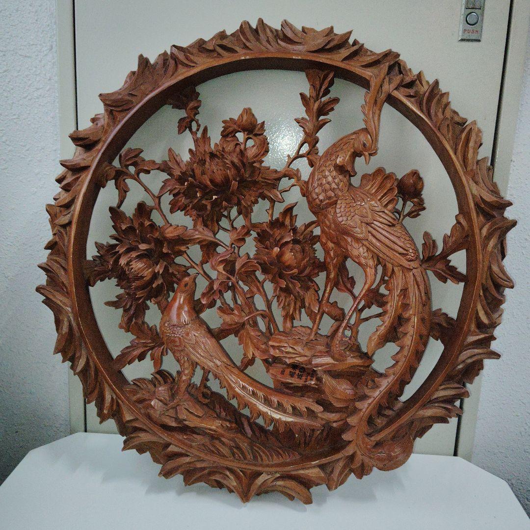 値下げ　木製花鳥彫刻 円形 送料 キャンペーン中の値下げです 竹花小鳥 26.5cm（竹・花・カササギ) 参次元彫刻『雅』 透かし彫 楠