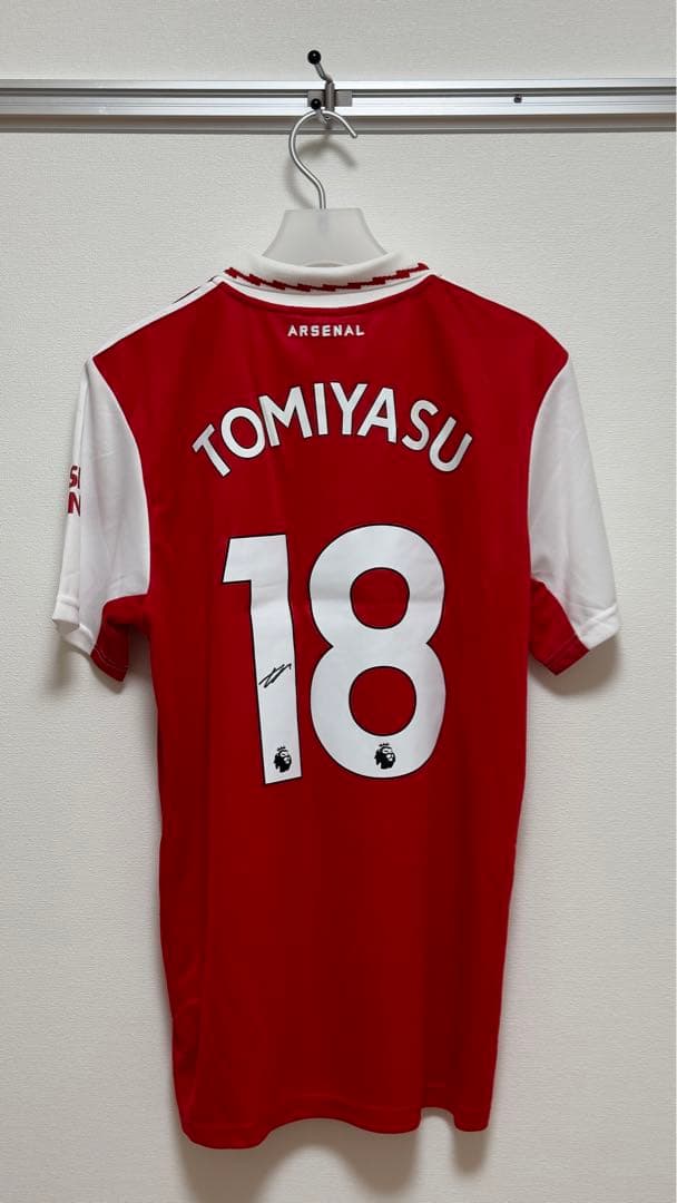 【現地購入品】冨安健洋直筆サイン入りアーセナルユニフォーム➕マッチデイプログラム HATTRICK（ハットトリック）-挑戦者の想いをファンへ届ける公式