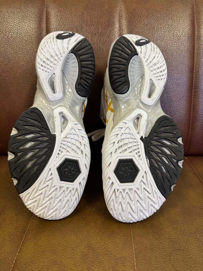 ASICS メタライズバレーボールシューズ ホワイト/ゴールド 27.5cm