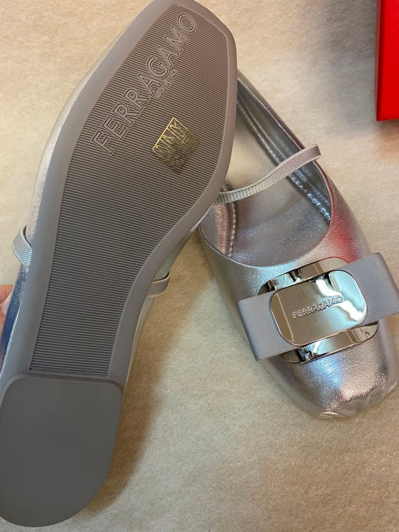 フェラガモ ニューヴァラ シルバーバレリーナシューズ フラットバレエ7