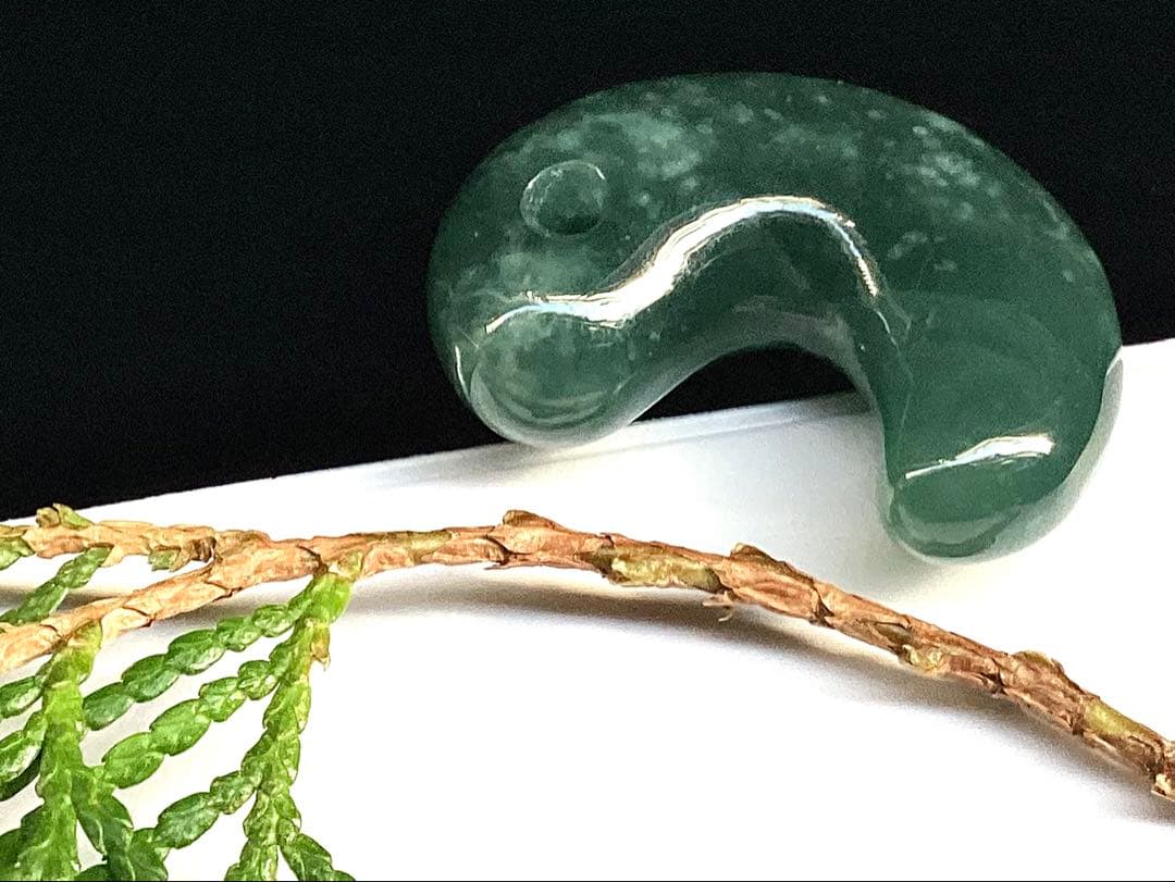 ✳30万円以上‼️糸魚川コン沢青緑翡翠勾玉 吉祥*雪輪文様 再結晶線入り