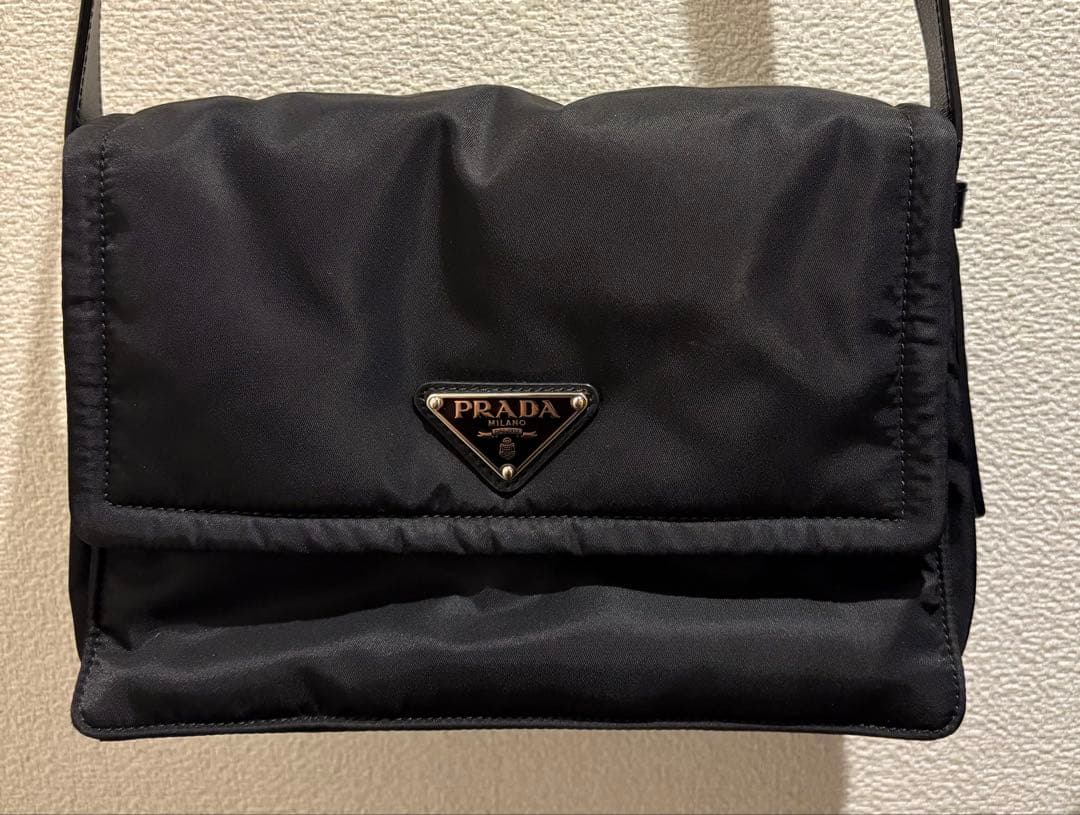 PRADA プラダ　ショルダーバッグ　スモール パデッド Re-Nylon 上品*PRADA*パデッド キルティングRe-Nylon ショルダーバッグ (PRADA