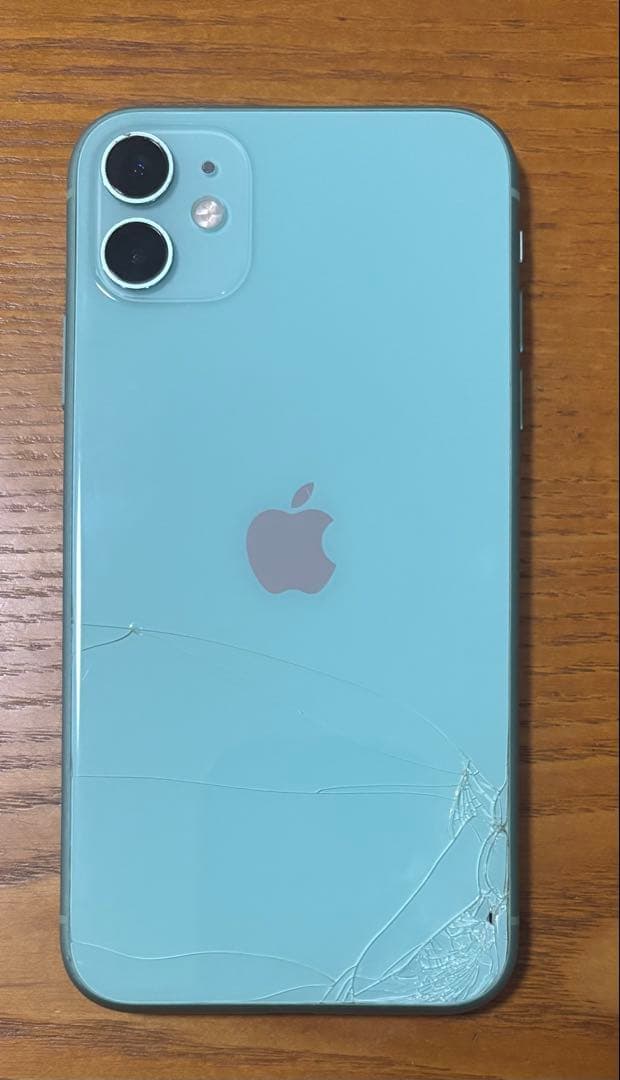 iPhone 11 グリーン 背面ひび割れ 京都河原町】iPhone背面割れ即日修理 背面割れの放置が超危険