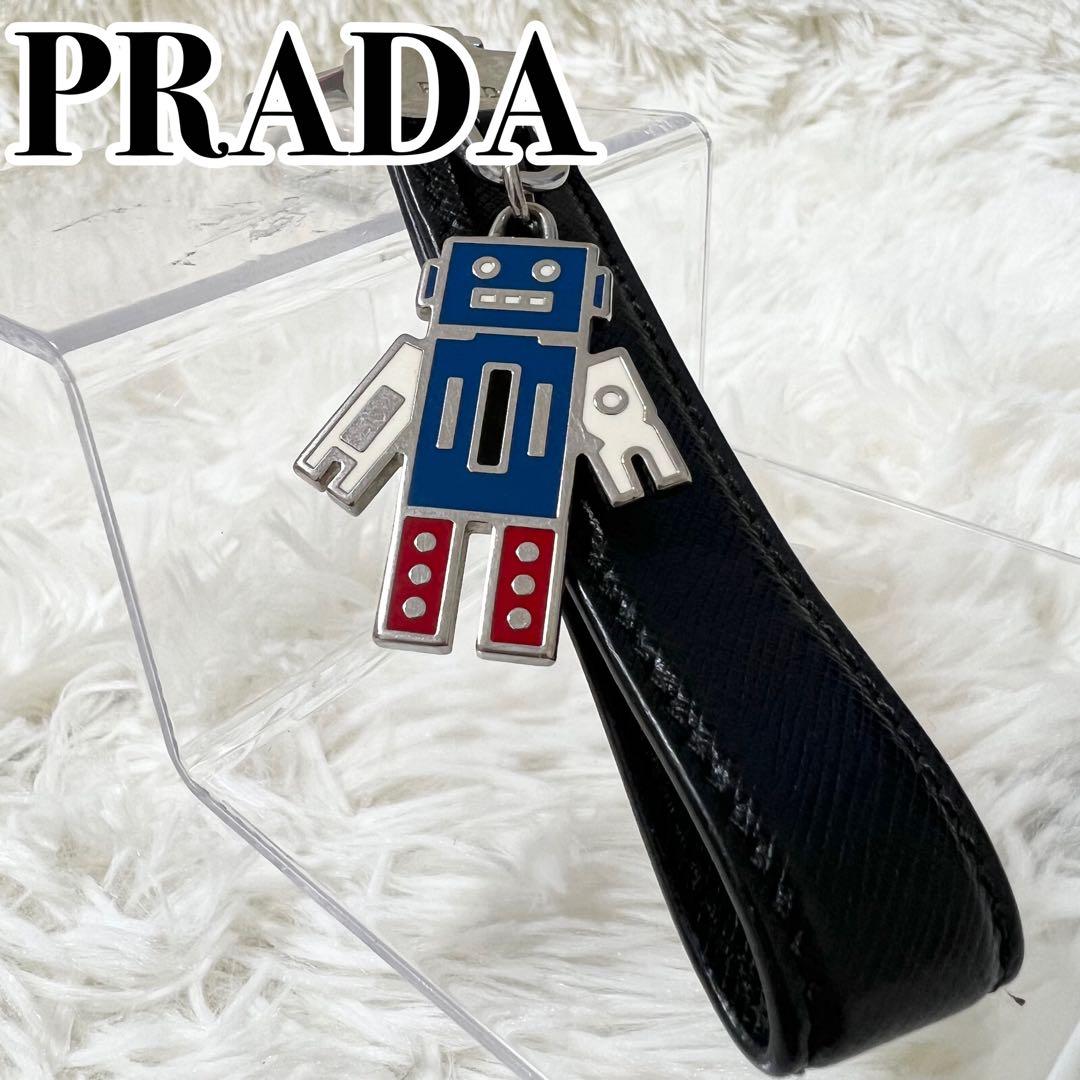 【大人気】お買得 PRADA ロボット キーホルダー レザー サフィアーノ黒 プラダは温もりを感じるレザーコレクションが充実──特集：2024年