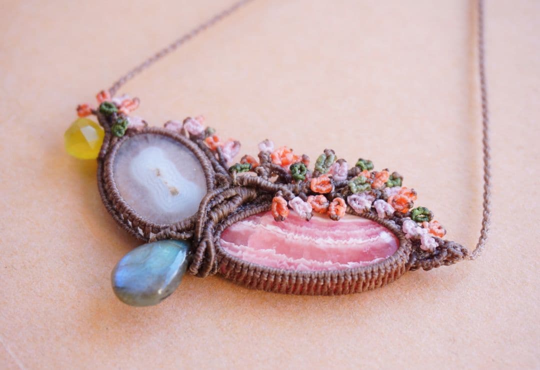 《花笑み》インカローズ　ソーラークォーツ　ラブラドライト　マクラメ　ネックレス