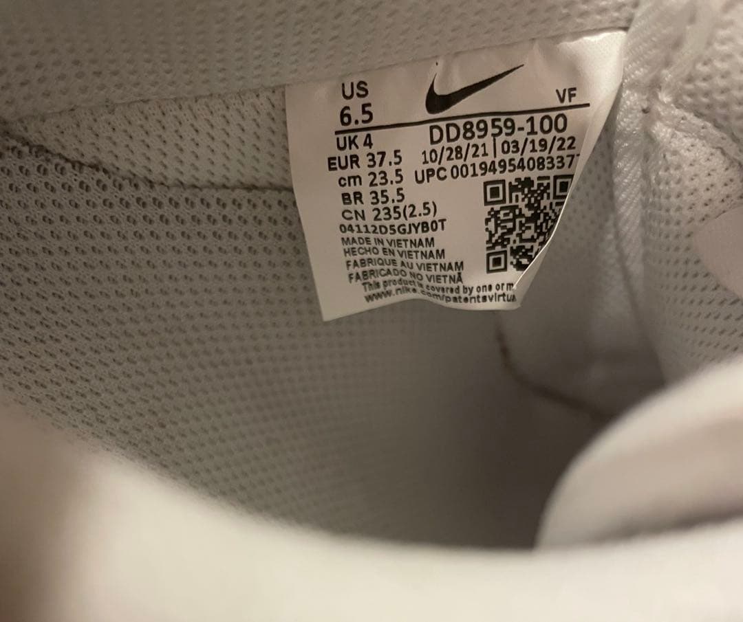 ナイキ　エアフォース1 現行品　23.5cm DD8959-100