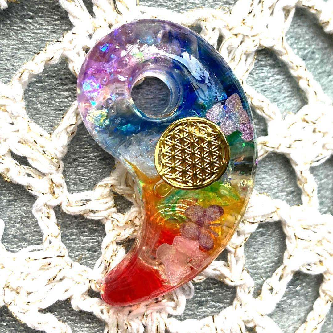虹色 オルゴナイト 勾玉 開運 お守り 浄化作用 - メルカリ