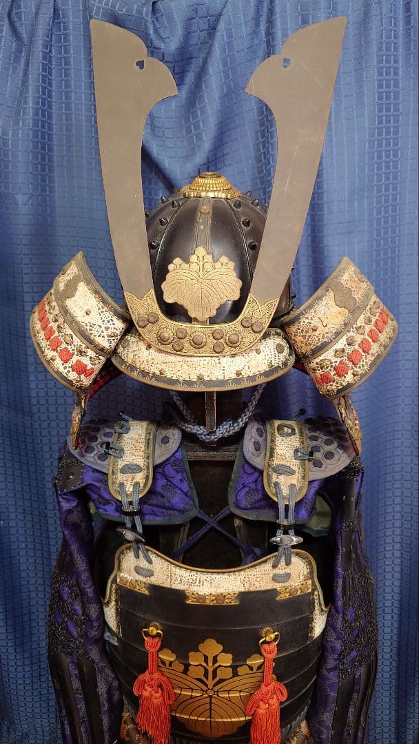 【最終値下げ】甲冑　等身大　濃紺糸威伊予素懸二枚胴具足　五三桐 鎧兜甲冑等身大】濃紺糸威 赤桶側 二枚胴具足 | 甲冑工房 武寿