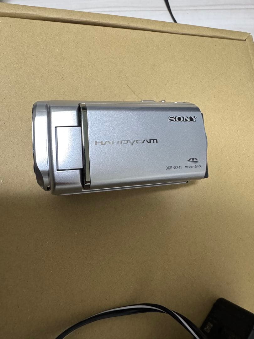 SONY DCR-SX41 ビデオカメラ 60倍 Amazon.com : Sony DCR-SX41 Flash Camcorder w/60x Optical Zoom (Red