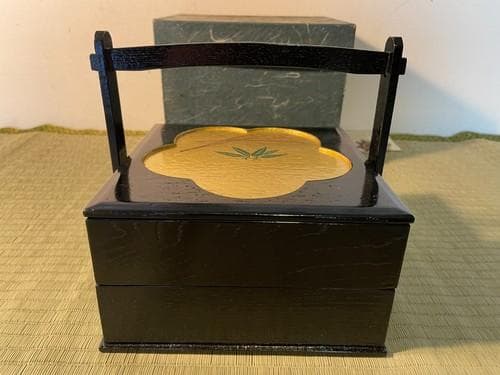 2段重（漆塗り、金蒔絵　伝統工芸・大丸京都店取扱品） 2段重（漆塗り、金蒔絵 伝統工芸・大丸京都店取扱品） 重箱 漆器 蒔絵