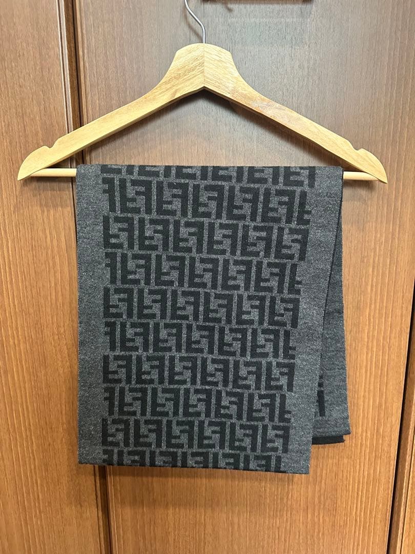 タイムセール！オシャレ！かっこいい！　FENDI ロゴ　ウールマフラー クリアランス対象｜FENDI フェンディ / アルパカウール ロゴマフラー