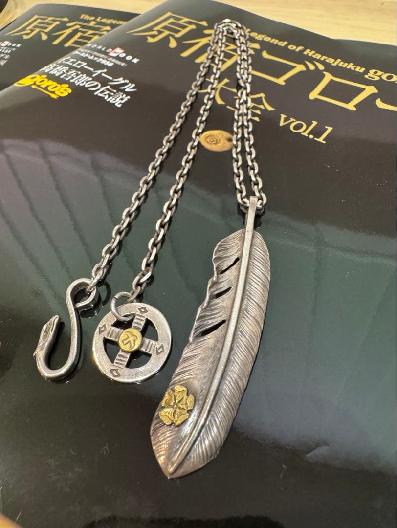 ローズ付き特大フェザー(右) 細角チェーンイーグルフックメタル付き ゴローズ 上金特大フェザー右＋金メタルホイール付イーグルフック細角