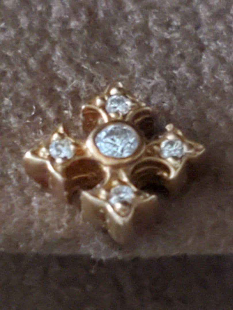 ローリーロドキン18kダイヤ　クロスのピアス片方です。(送料込み) Loree Rodkin（ローリー・ロドキン） ピアス 十字架 クロス 18K 金