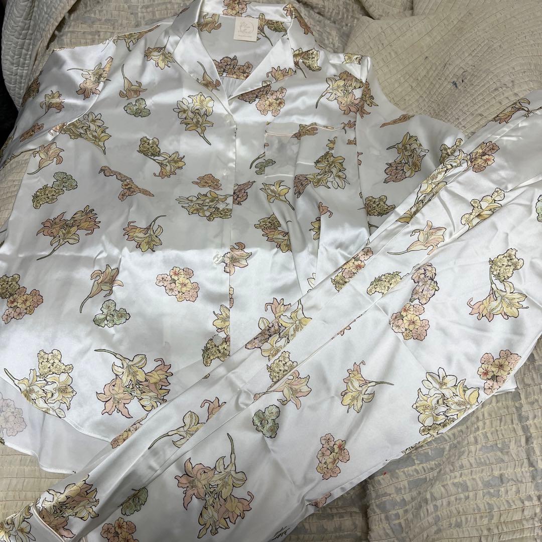 新品未使用　ジェラートピケ　ミュシャ　花柄サテンシャツ　ロングパンツ gelato pique（ジェラートピケ）の「【ミュシャ】花柄サテンシャツ