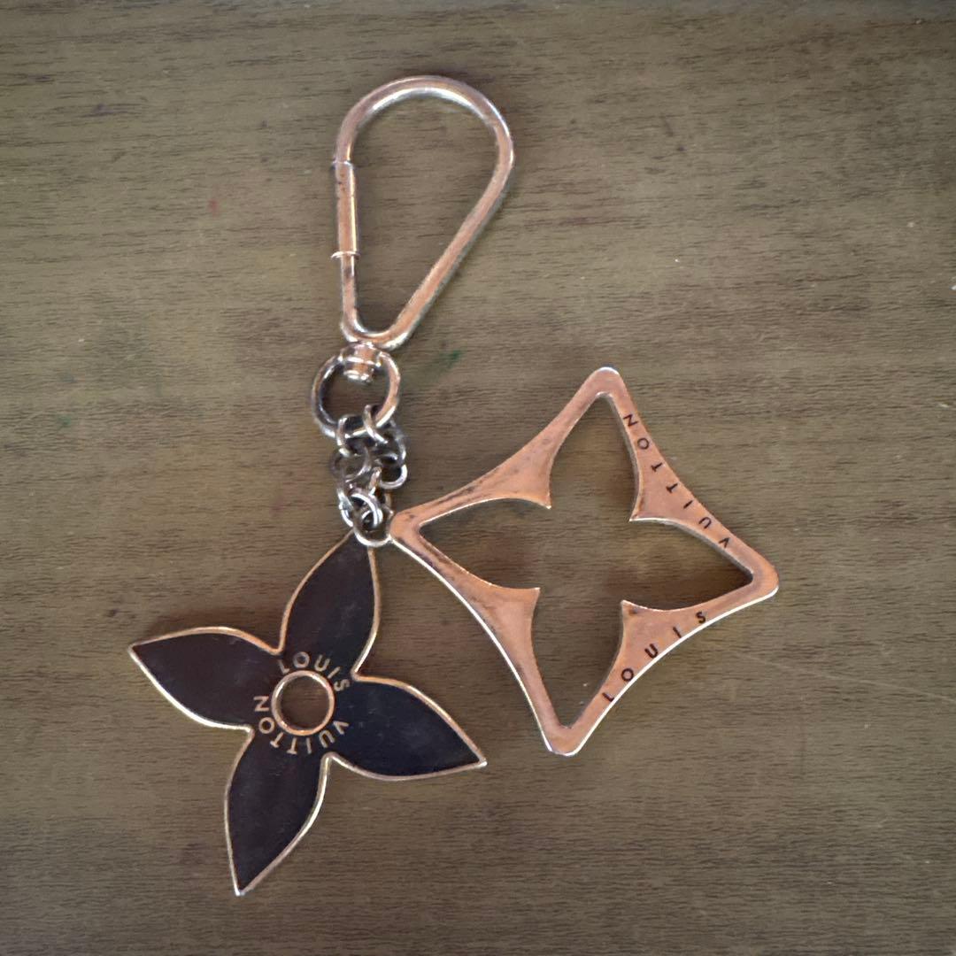 Louis Vuitton フラワーモチーフ キーホルダー - メルカリ