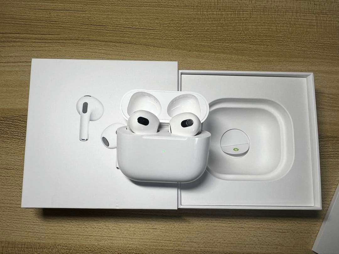 イヤホン Apple AirPods 3 Apple AIRPODS（第3世代） MagSafe充電ケース付き 完全ワイヤレス