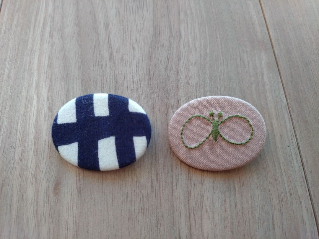 ミナペルホネン ソラチェック&ちょうちょ サンキューベリー バッジ