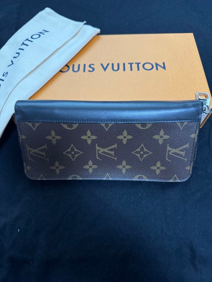 商品名 ルイヴィトン モノグラム マカサー ヴェルティカル ジッピー