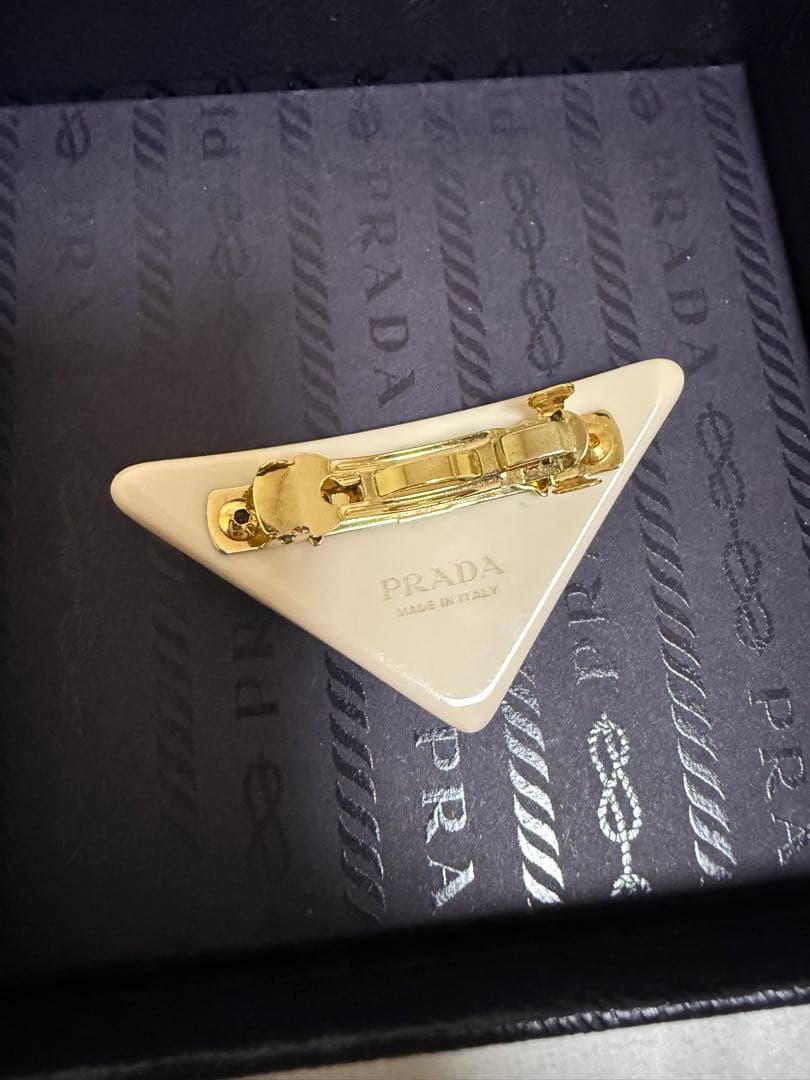 PRADA プレキシガラス ヘアクリップ - メルカリ