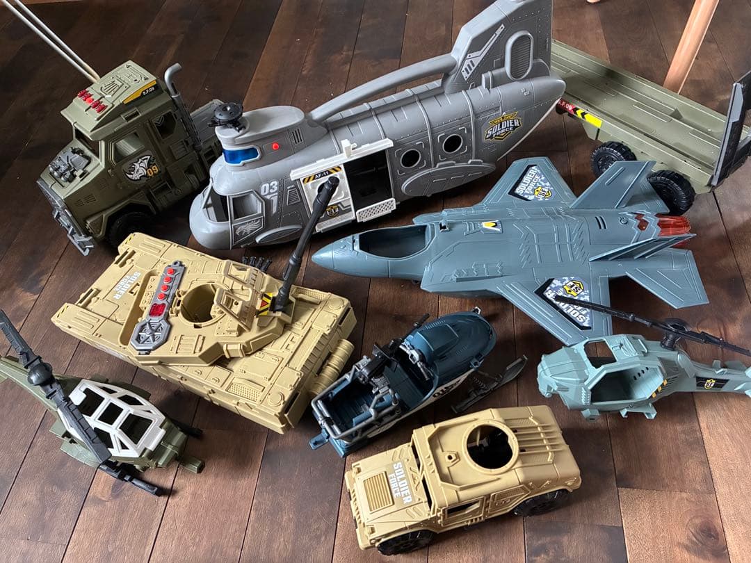 ソルジャーフォース　軍用車両と航空機のセット Amazon.co.jp: 航空母艦 おもちゃ 陸軍 男性 貨物飛行機 戦闘機 戦闘機