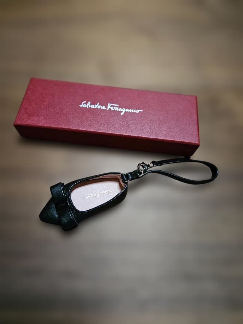 Salvatore Ferragamo ブラック リボンキーケース FERRAGAMO（フェラガモ） キーケース レディース レザー ガンチーニ