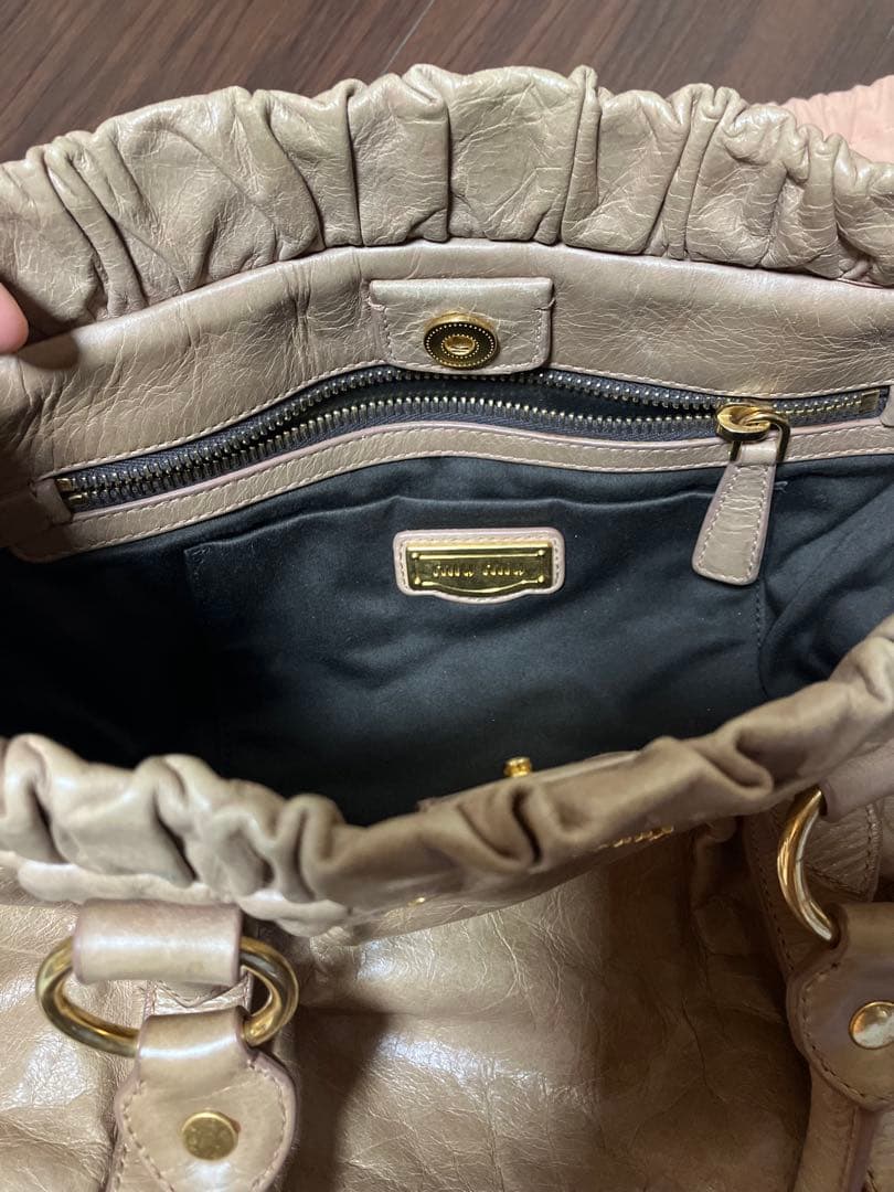 MIU MIUショルダーバッグ/2wayレザー ベージュ（正規品です） MIU MIU - 本物 ミュウミュウ MIU MIU 2WAY ショルダーバッグ