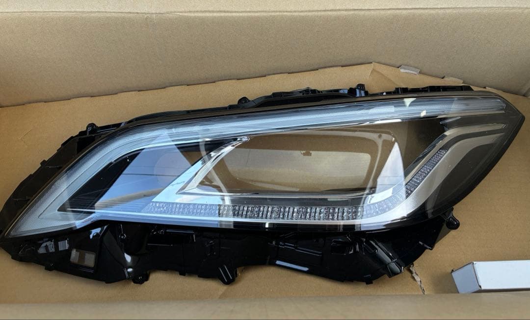 220系 20系 クラウン 純正 3眼 ヘッドライト 左 レンズのみ 磨き済み クラウン 220系 20系 右 ヘッドライト 3眼LED KOITO 30-451