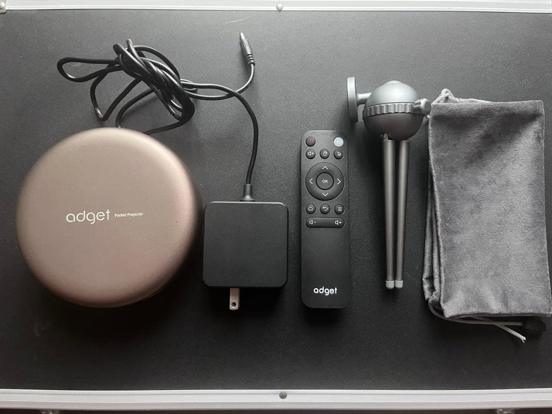 【箱付き】adgetゴールド プロジェクター 本体 三脚付き Style、220ANSIルーメンのモバイルプロジェクター「Adget Pocket