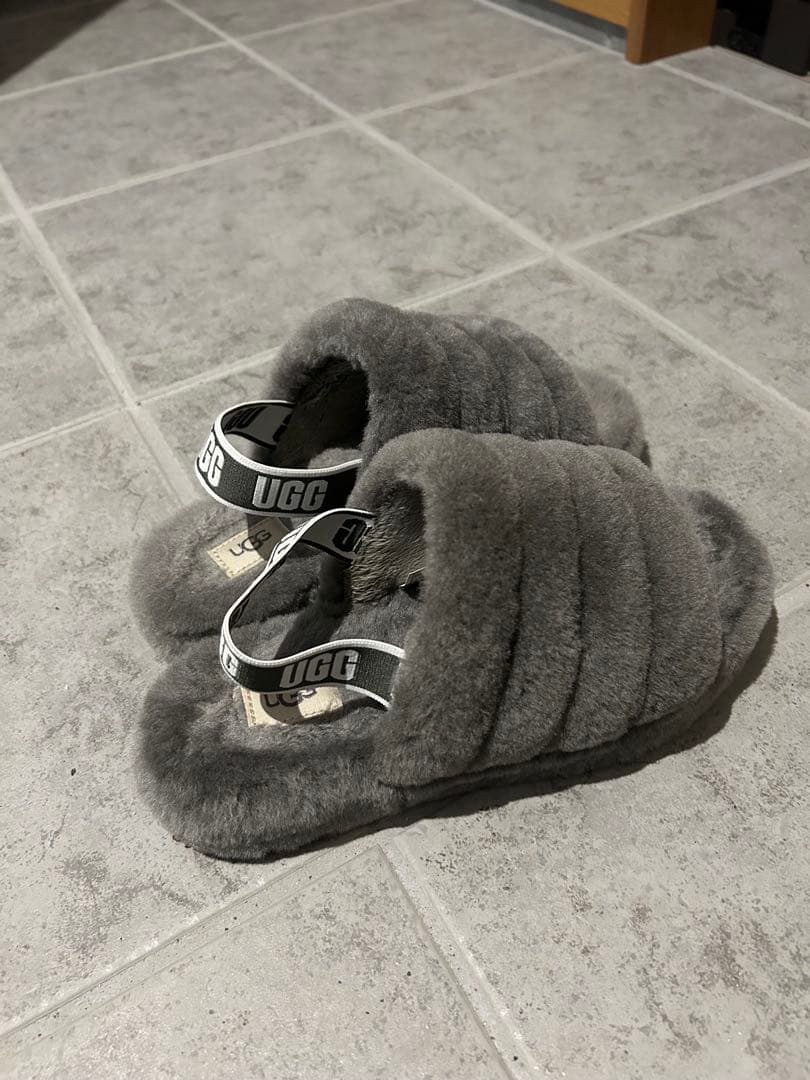 UGG グレー ファーサンダル 秋サンダル　22.5 UGG（アグ） 通販ugg サンダル ファー 好評 フラッフ イヤー スライド