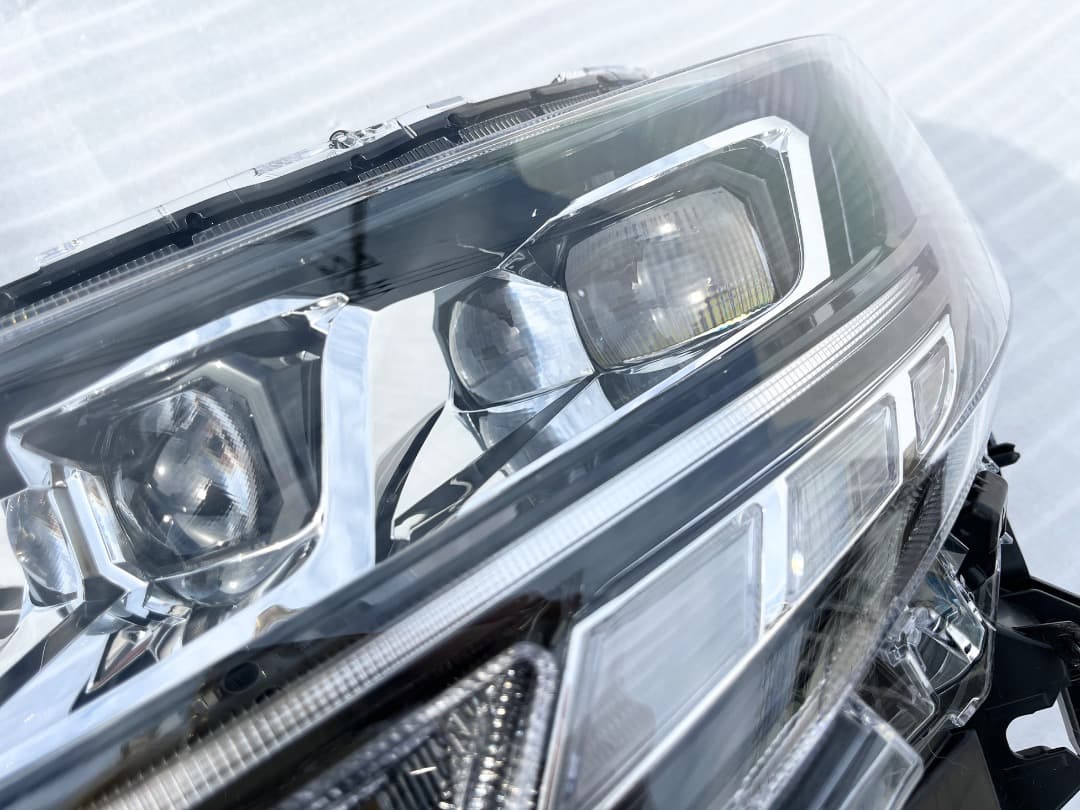 FX500様専用】トヨタ ノア 純正 ZWR90W ヘッドライト 左 - メルカリ