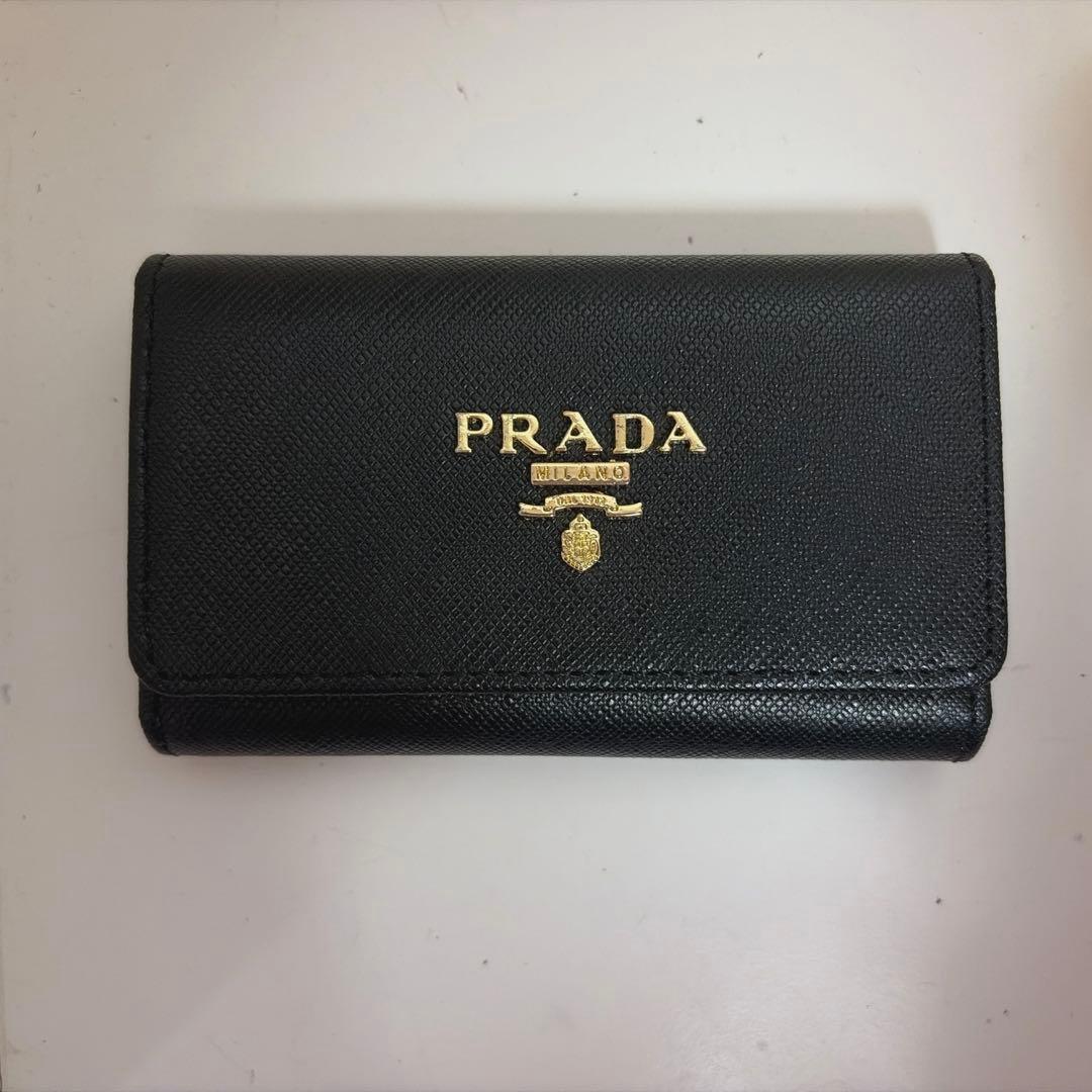 PRADAブラック レザー キーケース♡ - メルカリ