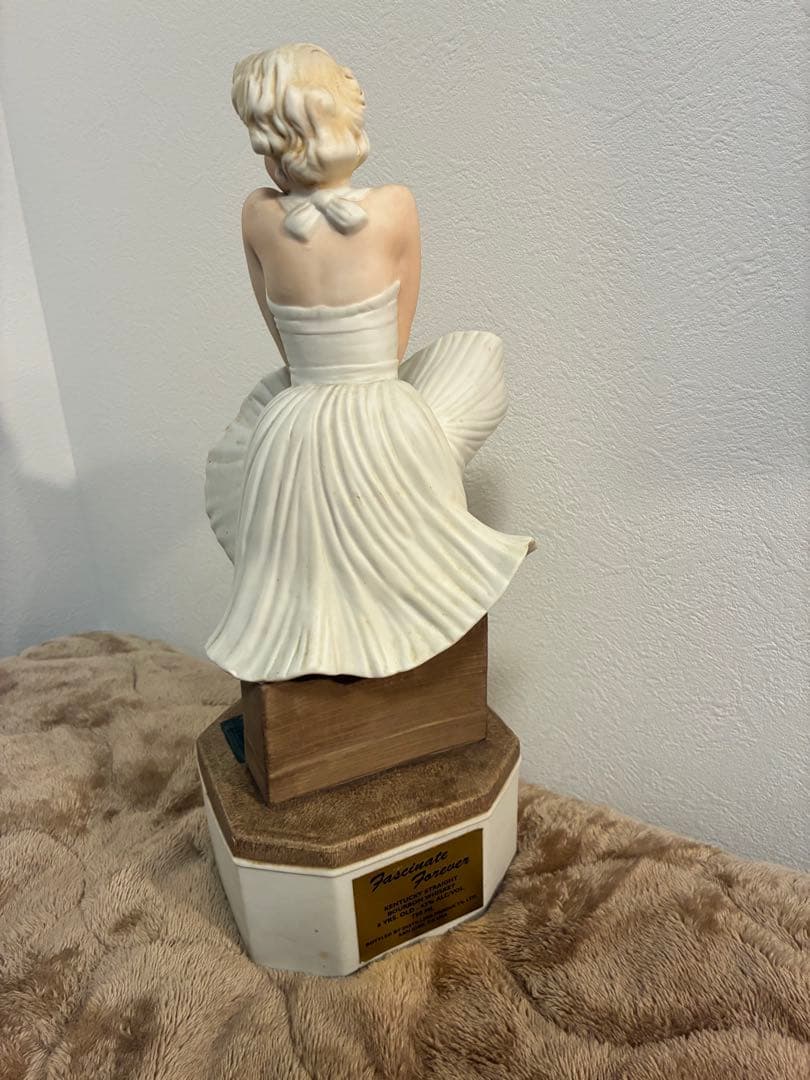 マリリン・モンロー ウィスキー陶器ボトル 750ml 空瓶 - メルカリ