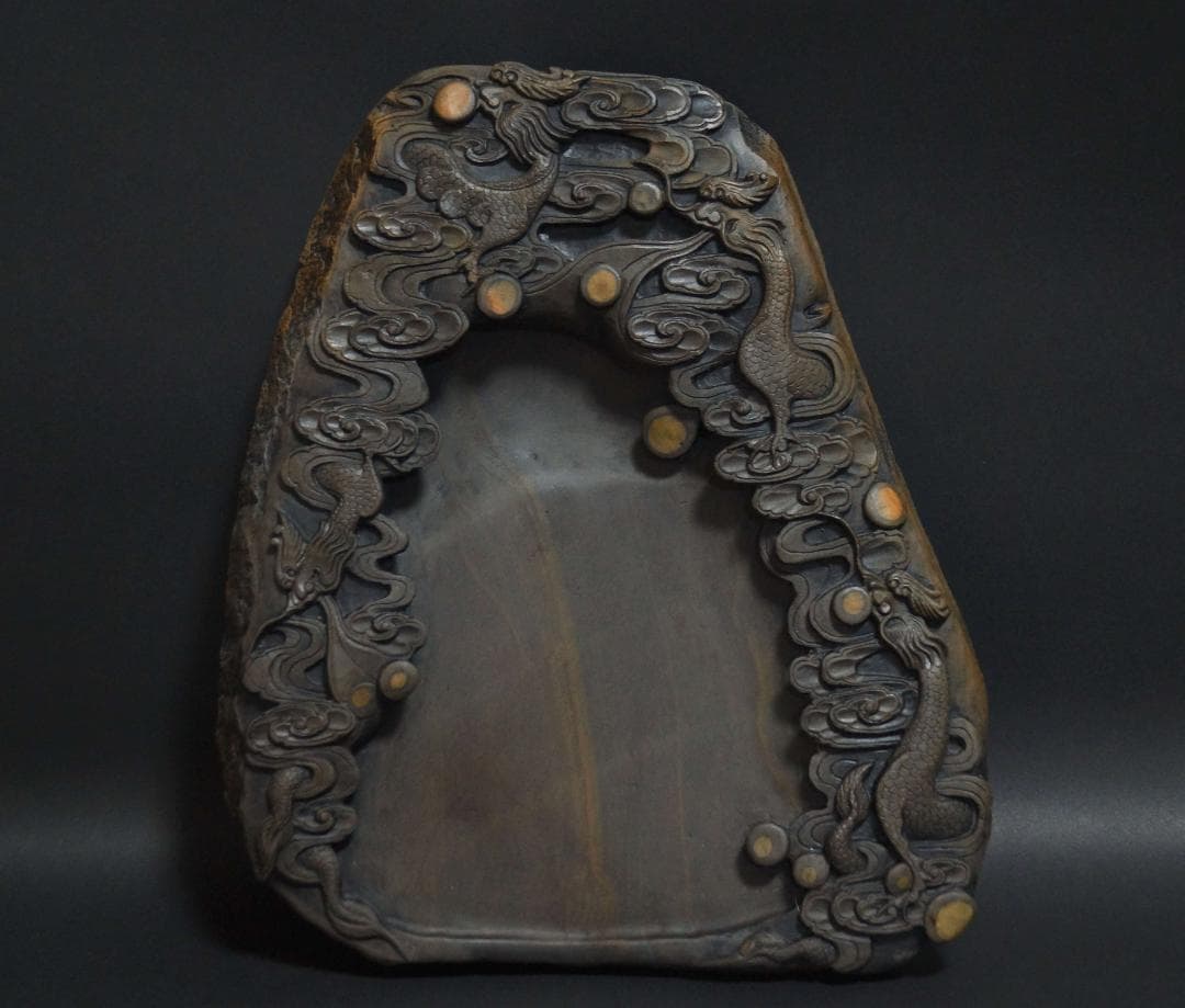 大型端渓硯 細密彫り『雲龍戯珠紋』18石眼 重さ3.2㎏★時代物★書道具 楽天市場】【現品限り】旧坑端渓麻子坑硯 有眼雲龍硯｜書道 書道用品