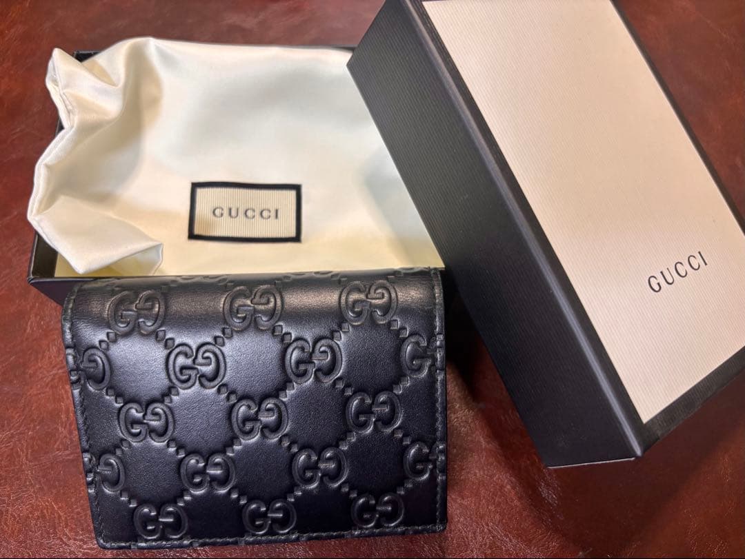 さ*ん様 即決￥20600 GUCCI 二つ折り財布 ブラック レザー GUCCI ロゴ 二つ折りウォレット ・ブラック レザー | GUCCI公式