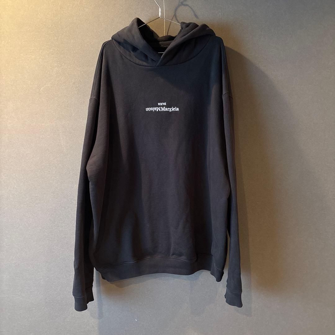 兵*ん様 メゾンマルジェラ　2020aw 反転ロゴ　パーカー　黒 Maison Margiela (メゾン マルジェラ) 反転ロゴ刺繍 スウェット