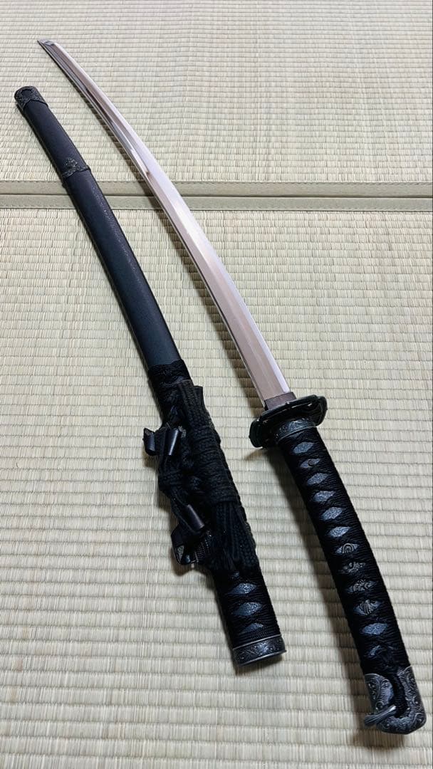 模造刀 太刀 漆黒刀 山本勘助太刀拵え 左文字 石目鞘 龍目貫 251020-1 模造刀 日本刀 山本勘助 黒 太刀拵大刀 美術刀 コスプレ : あなたの