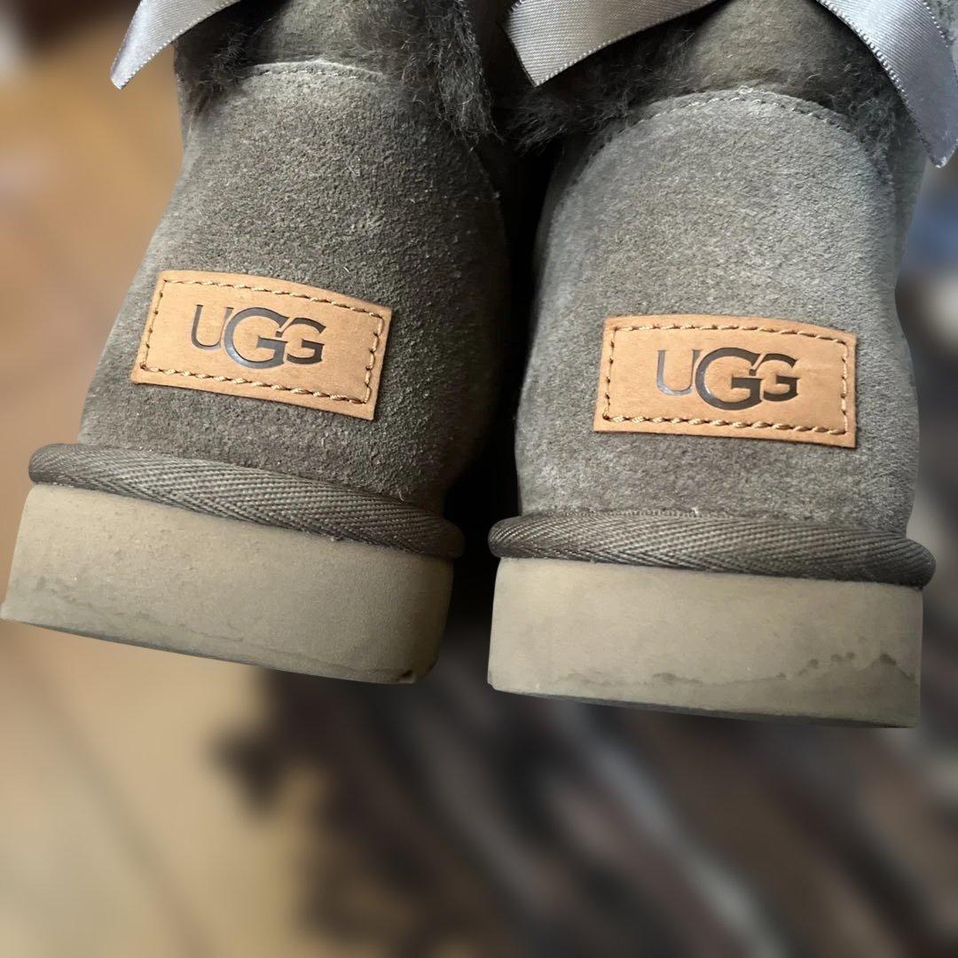 ヒマワリ様 UGG ムートンブーツ カーキ 25センチ リボン アグ - メルカリ