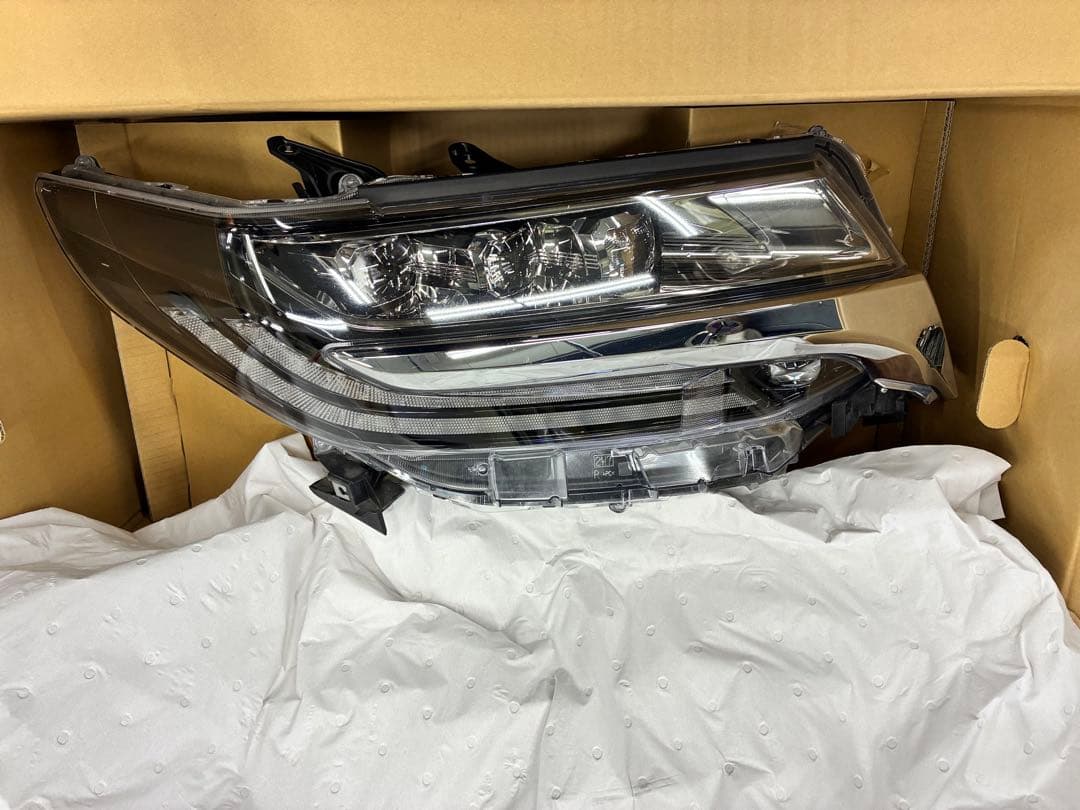 30アルファード　後期　三眼　右側　ヘッドライト 新型アルファード・ヴェルファイアで大人気！！3眼LEDヘッドライトを