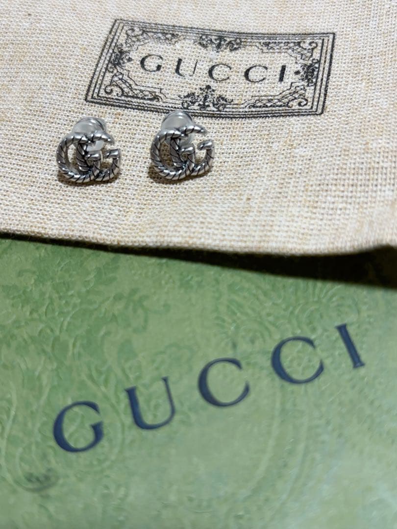GUCCI シルバー ロゴピアス - メルカリ
