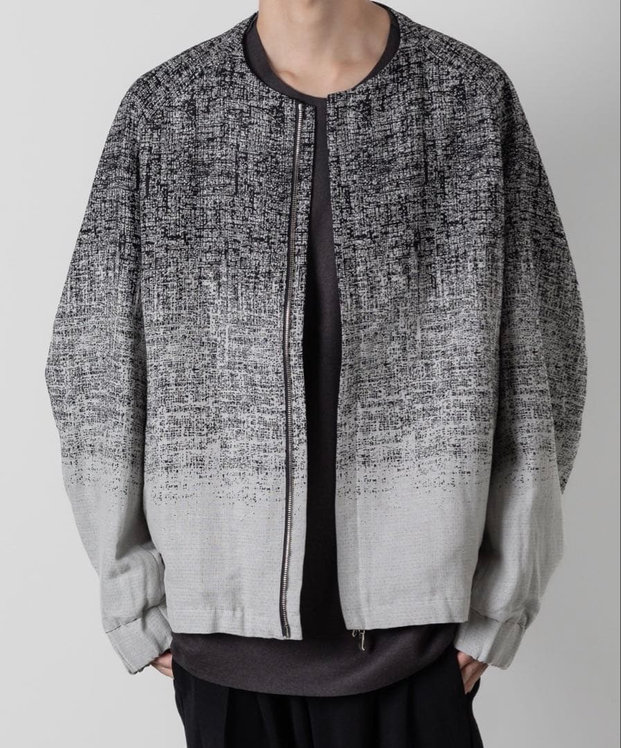 【新品】アタッチメント LI/C グラデーション ジャカード ノーカラーブルゾン ATTACHMENT（アタッチメント）の「強撚LI/Cドビーギャバノーカラー