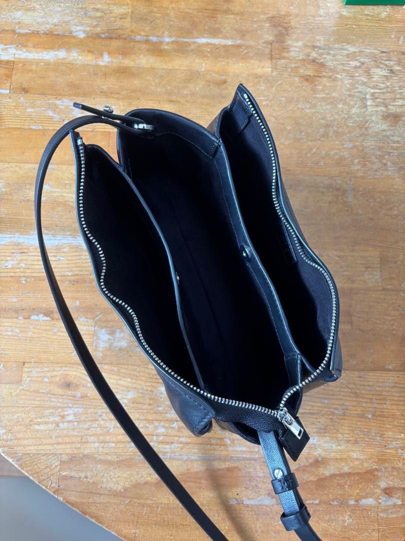 完売品】COS TOMEミニクロスボディ レザーブラック - メルカリ