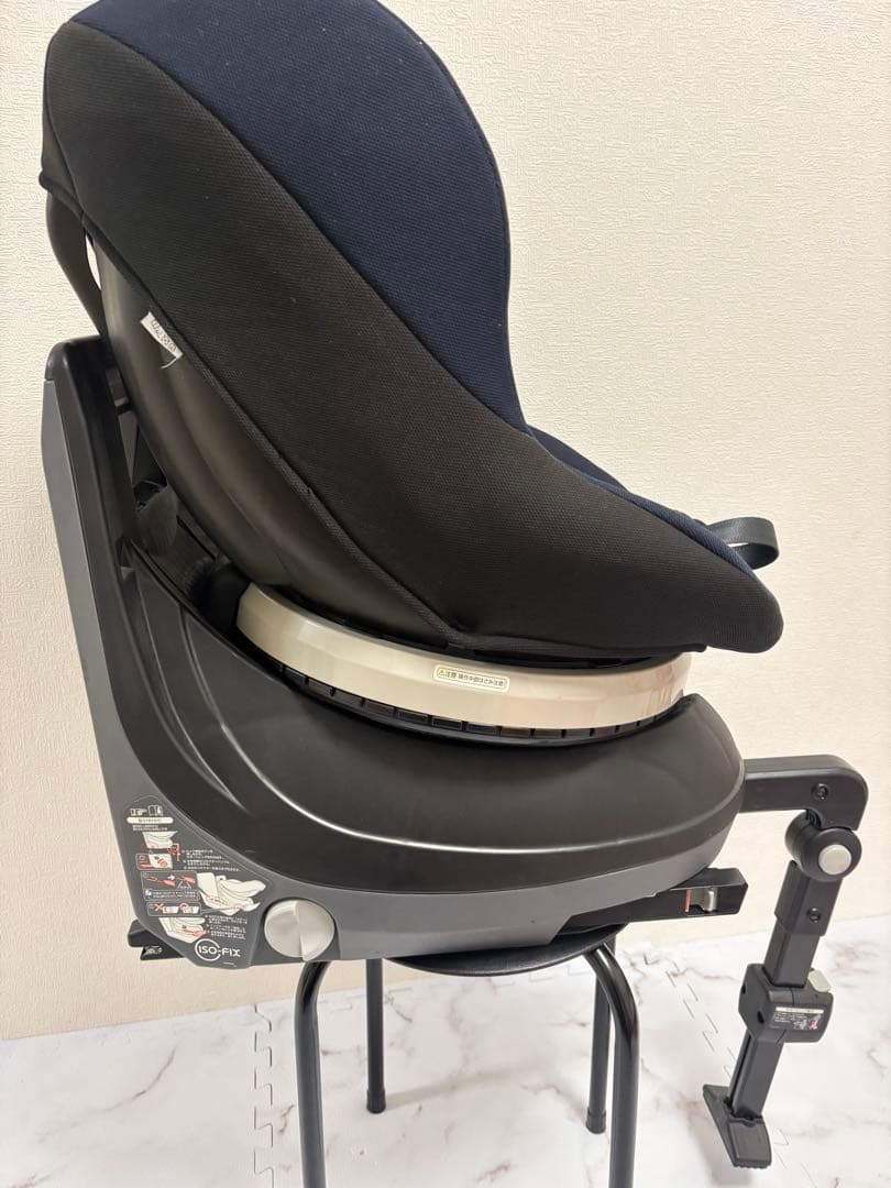 美品 ネセルターンリミテッドISOFIX 回転式 チャイルドシート 紺色 Combi