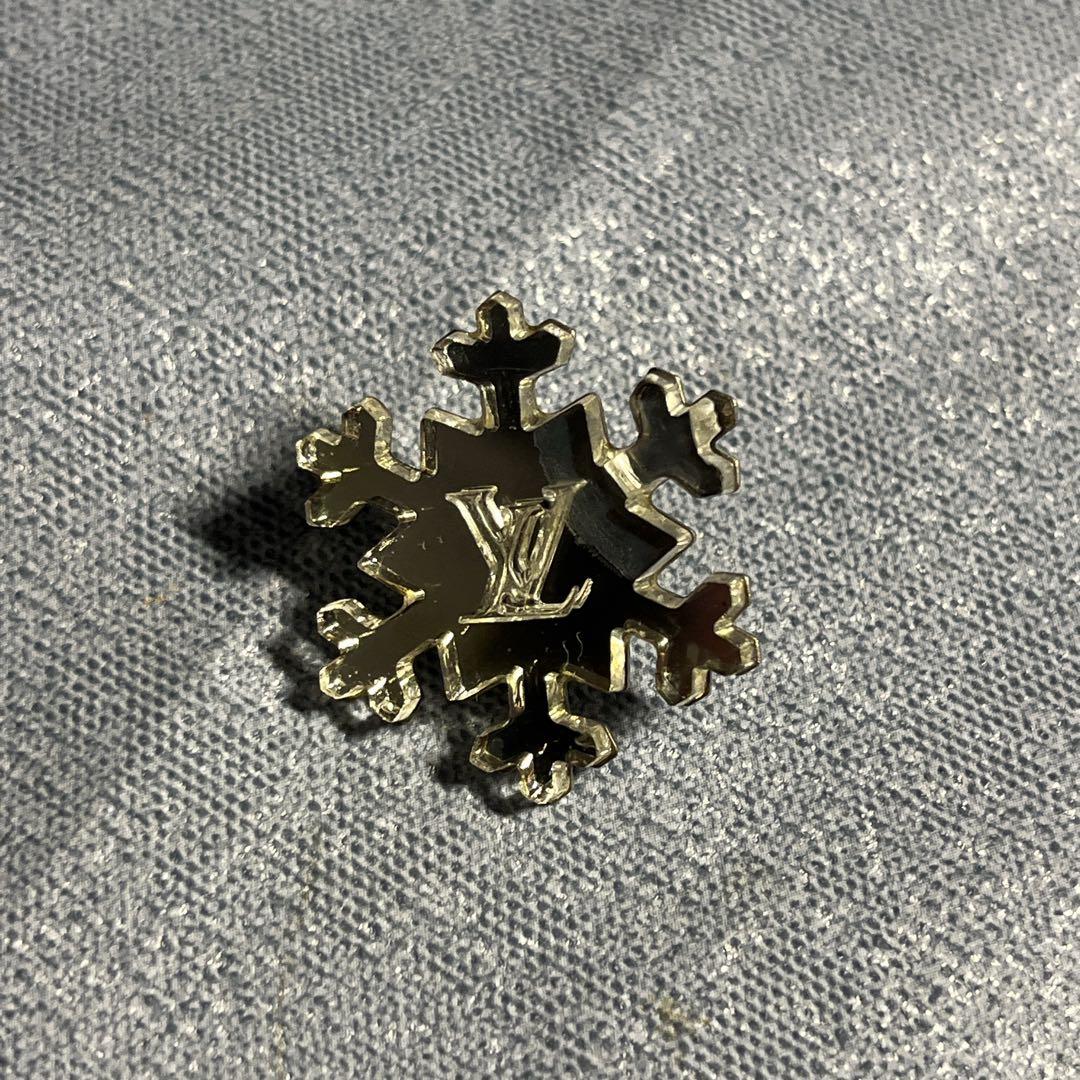 ルイヴィトン 雪の結晶 ピンバッチ クリア - メルカリ